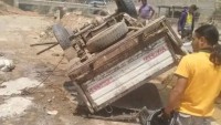 कालेश्वरबाट दूध र खुवा बोक्दै आएको मिनिट्रक टिकाभैरव पुलमा दुर्घटना, तीन जना घाइत
