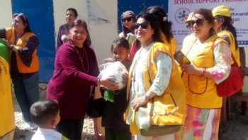 ज्ञानज्योती स्कुललाई लायन्स क्लबले दिए खेलकुद सामाग्री